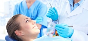 Bác sĩ tư vấn cách chăm sóc răng sau khi cấy implant 2