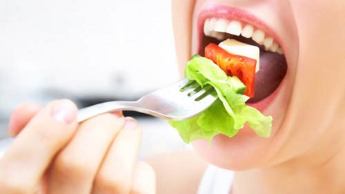 Trồng răng kiêng ăn gì? Tư vấn từ nha khoa 2